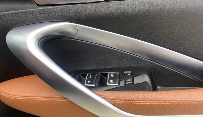 2020 MG HECTOR PLUS SHARP 1.5 PETROL TURBO DCT 6-STR, Petrol, Automatic, 32,805 km, Driver Side Door Panels Control