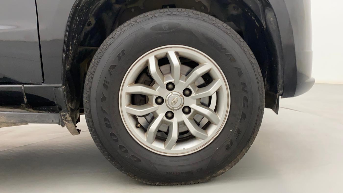 2017 Mahindra TUV300 T8 AMT, Diesel, Automatic, 1,13,724 km, Right Front Wheel