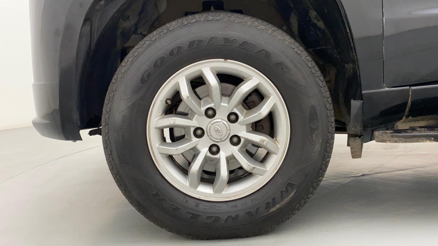 2017 Mahindra TUV300 T8 AMT, Diesel, Automatic, 1,13,724 km, Left Front Wheel