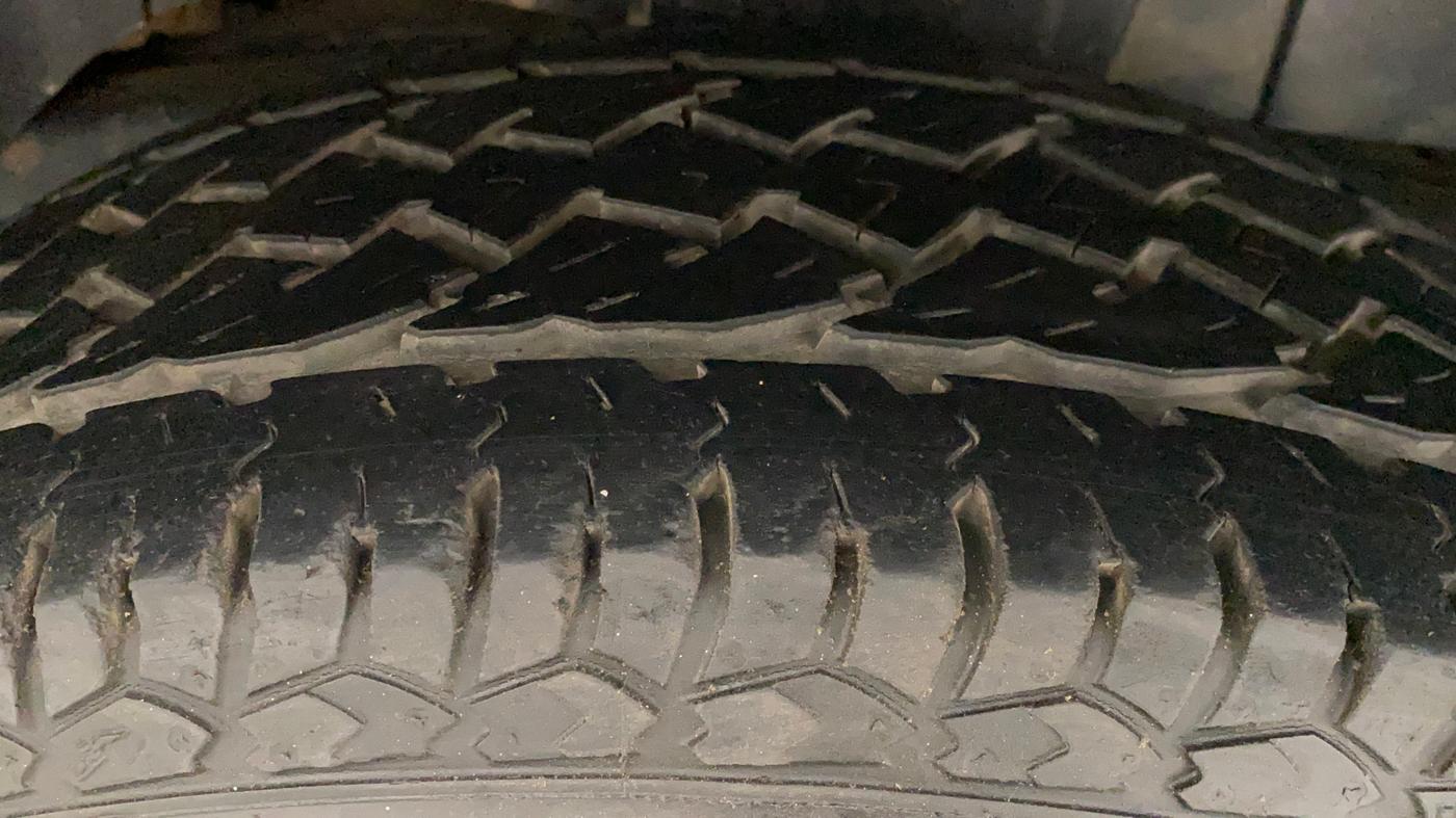 2017 Mahindra TUV300 T8 AMT, Diesel, Automatic, 1,13,724 km, Right Rear Tyre Tread