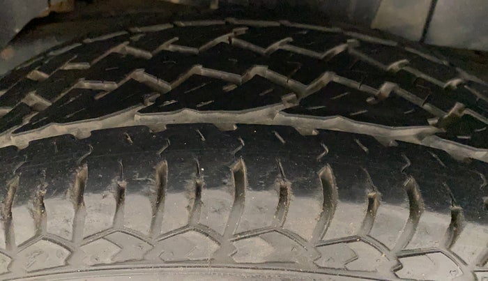 2017 Mahindra TUV300 T8 AMT, Diesel, Automatic, 1,13,724 km, Right Rear Tyre Tread