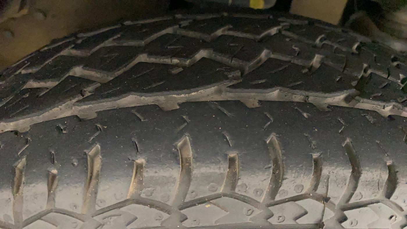 2017 Mahindra TUV300 T8 AMT, Diesel, Automatic, 1,13,724 km, Right Front Tyre Tread
