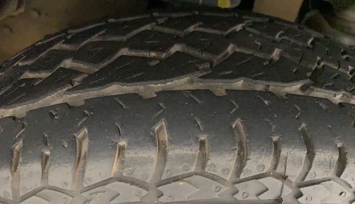 2017 Mahindra TUV300 T8 AMT, Diesel, Automatic, 1,13,724 km, Right Front Tyre Tread