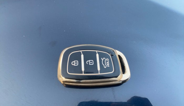 2024 Hyundai AURA SX 1.2 CNG, CNG, Manual, 36,615 km, Key Close Up