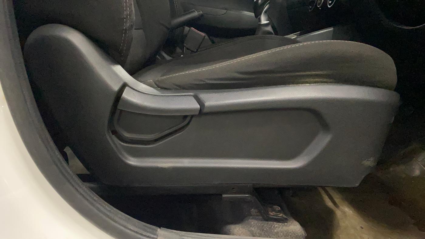 2020 Hyundai VENUE S 1.5 CRDI, Diesel, Manual, 82,957 km, Driver Side Adjustment Panel