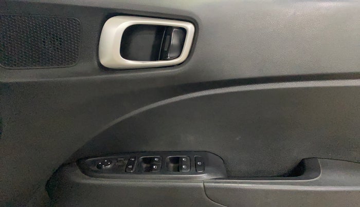 2020 Hyundai VENUE S 1.5 CRDI, Diesel, Manual, 82,804 km, Driver Side Door Panels Control