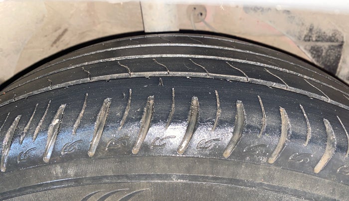 2020 MG HECTOR PLUS SHARP 1.5 PETROL TURBO HYBRID MT 6-STR, Petrol, Manual, 91,408 km, Right Front Tyre Tread