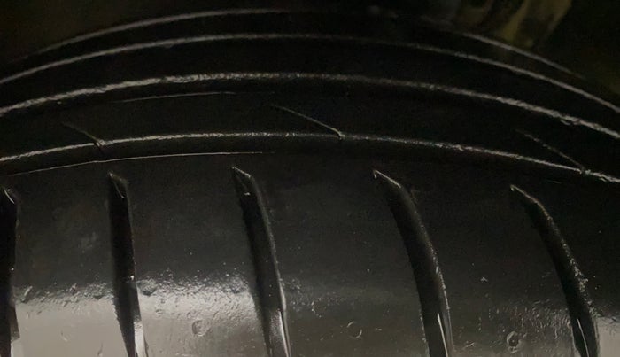 2016 Volkswagen Ameo HIGHLINE1.5L, Diesel, Manual, 85,591 km, Left Front Tyre Tread