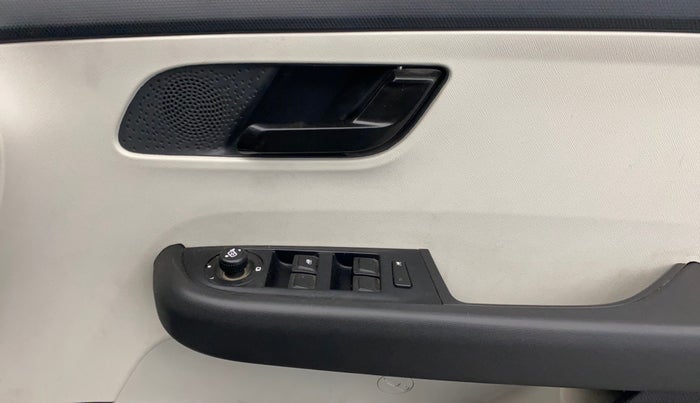 2024 Tata ALTROZ XM PLUS SUNROOF, Petrol, Manual, 13,766 km, Driver Side Door Panels Control