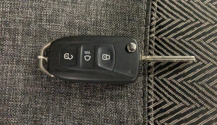 2024 Tata ALTROZ XM PLUS SUNROOF, Petrol, Manual, 13,766 km, Key Close Up