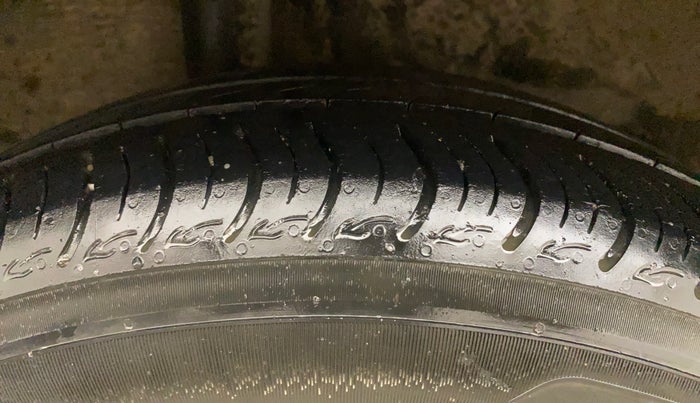 2015 Honda City 1.5L I-VTEC SV, Petrol, Manual, 1,07,468 km, Right Rear Tyre Tread