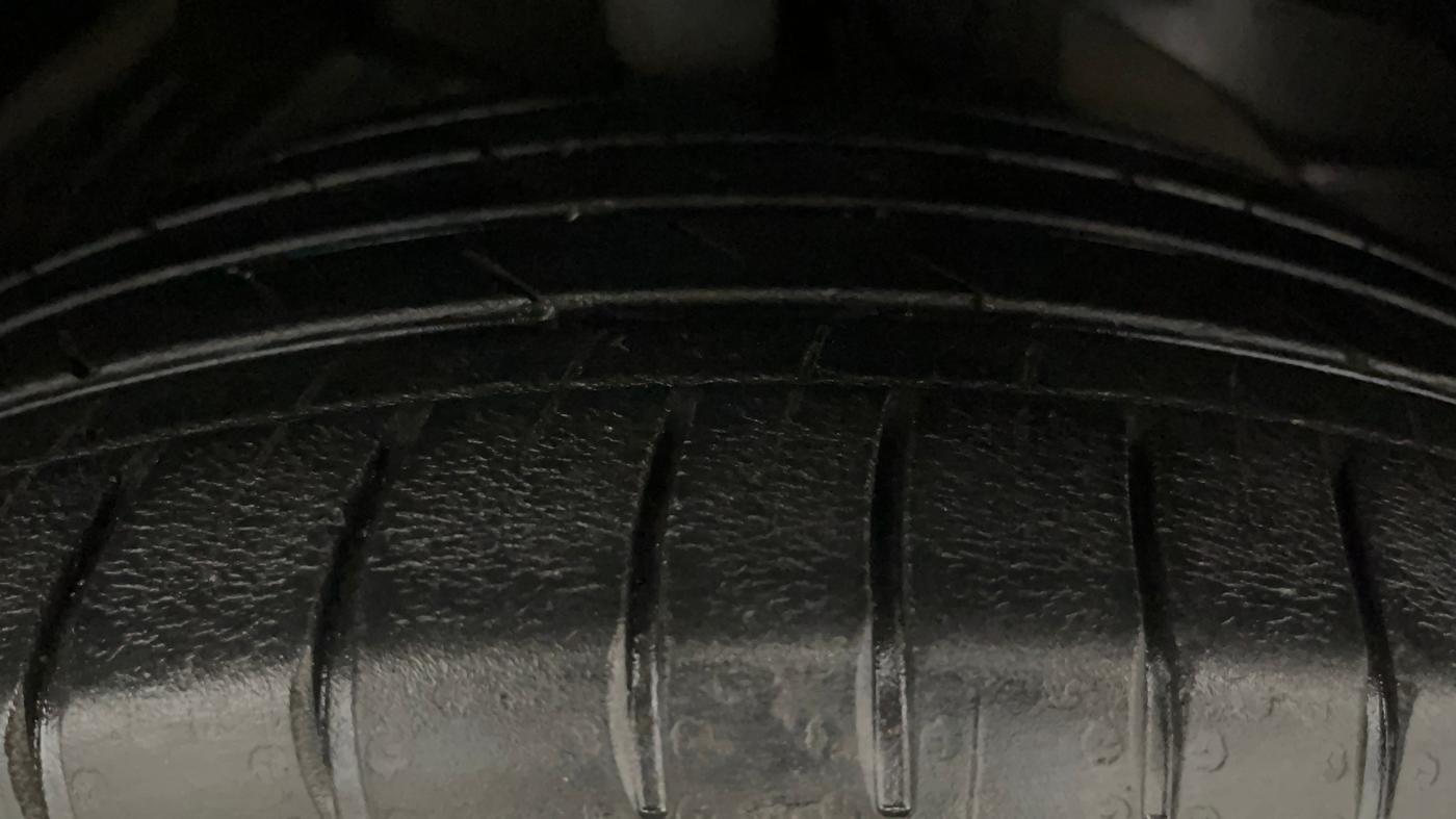 2022 MG HECTOR PLUS SHARP 1.5 PETROL TURBO CVT 6-STR, Petrol, Automatic, 42,456 km, Right Front Tyre Tread
