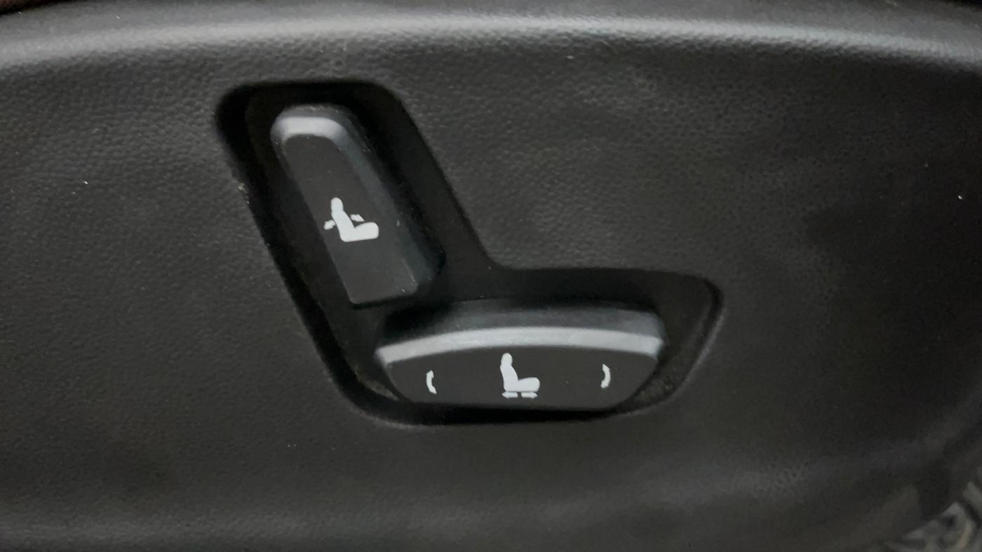 2022 MG HECTOR PLUS SHARP 1.5 PETROL TURBO CVT 6-STR, Petrol, Automatic, 42,456 km, Driver Side Adjustment Panel