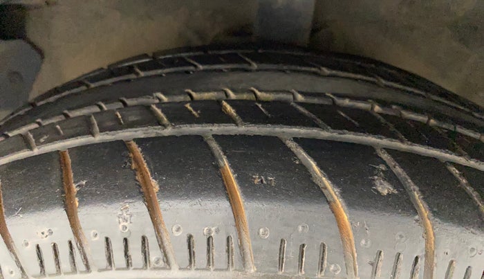 2011 Hyundai i20 MAGNA 1.2, Petrol, Manual, 60,009 km, Left Front Tyre Tread