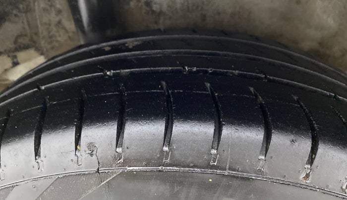 2014 Honda Amaze 1.2L I-VTEC S, Petrol, Manual, 1,11,164 km, Right Rear Tyre Tread