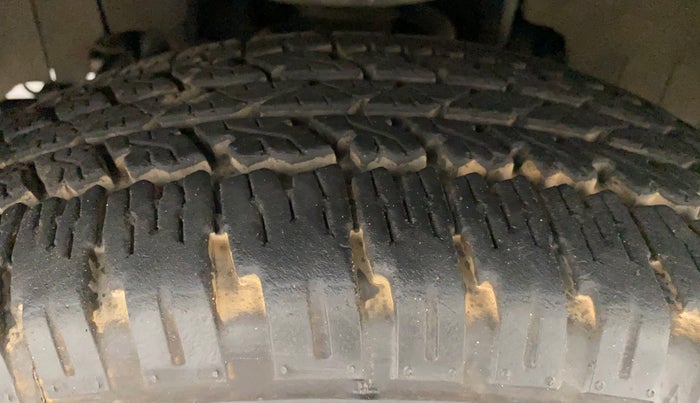 2014 Mahindra Xylo H8 ABS AIRBAG BS IV, Diesel, Manual, 82,595 km, Right Front Tyre Tread