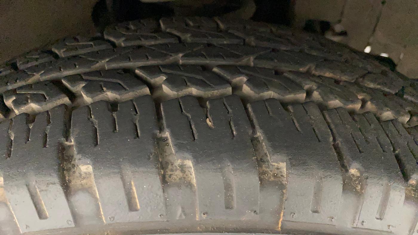 2014 Mahindra Xylo H8 ABS AIRBAG BS IV, Diesel, Manual, 82,595 km, Left Front Tyre Tread
