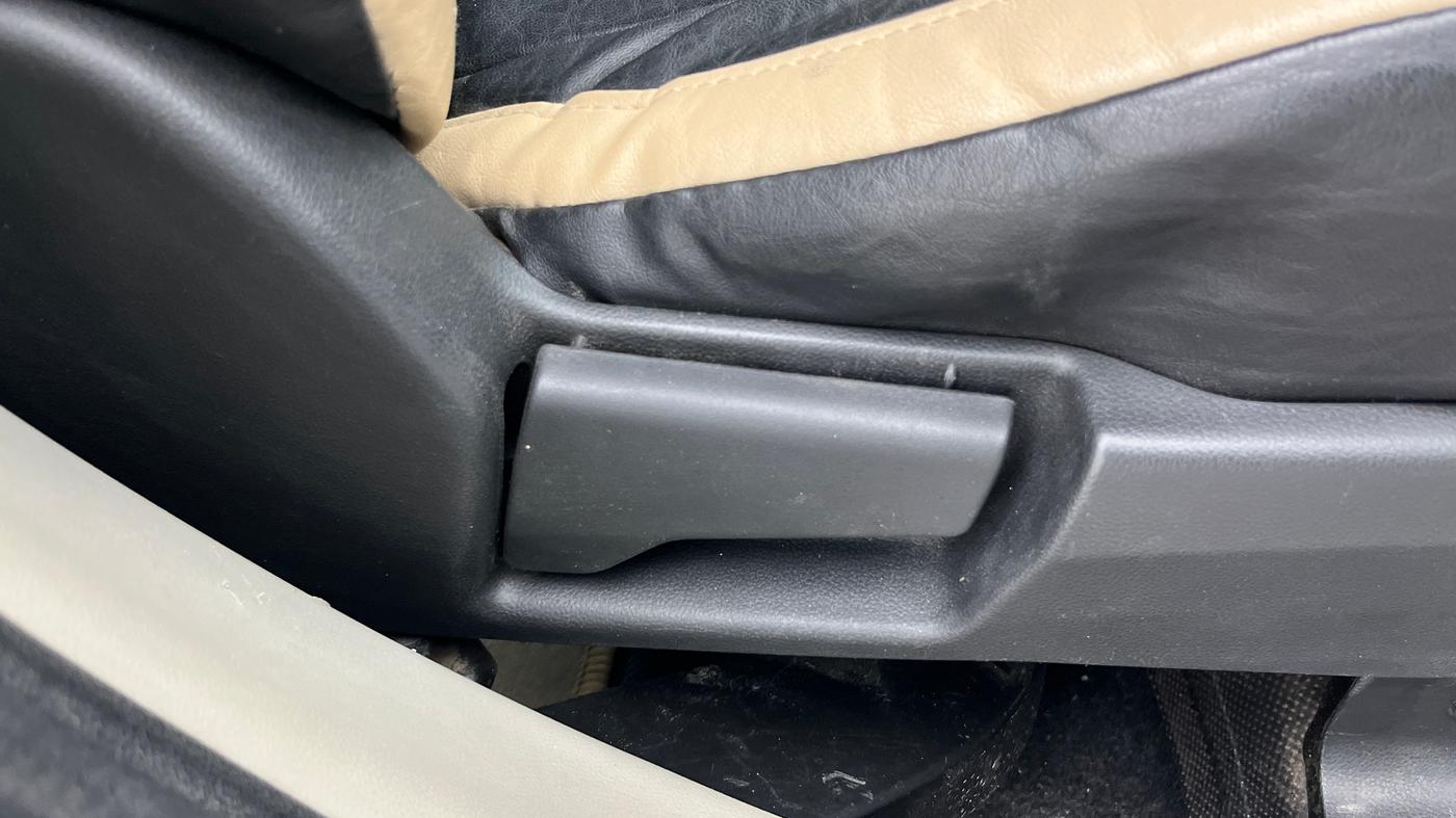 2019 Renault TRIBER RXL MT, Petrol, Manual, 70,354 km, Driver Side Adjustment Panel