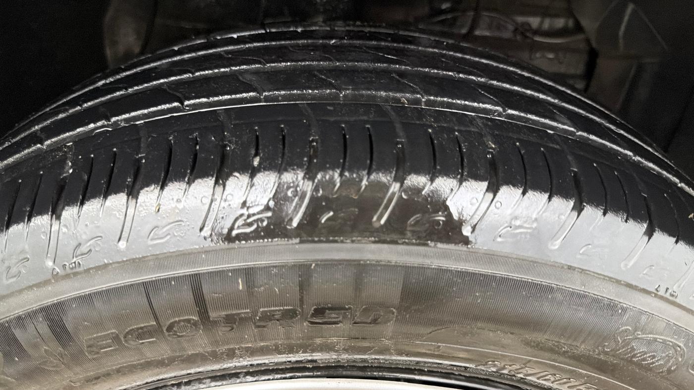 2025 Maruti BREZZA LXI S- CNG, CNG, Manual, 29,363 km, Right Front Tyre Tread