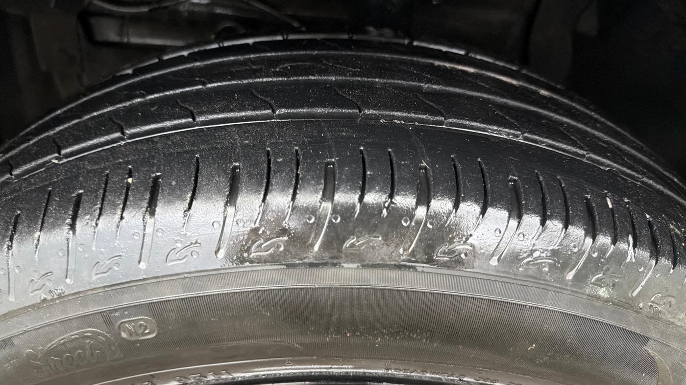 2025 Maruti BREZZA LXI S- CNG, CNG, Manual, 29,363 km, Left Front Tyre Tread
