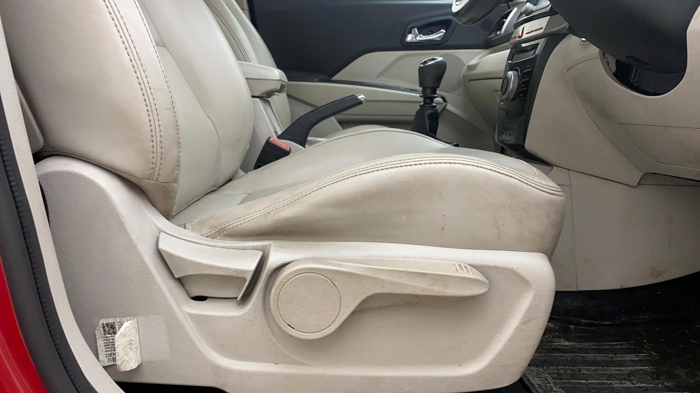 2019 Mahindra XUV300 W8 (O) 1.5 DIESEL, Diesel, Manual, 67,726 km, Driver Side Adjustment Panel