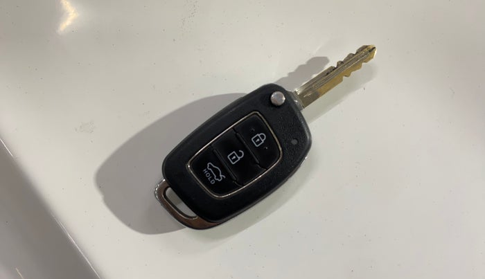 2022 Hyundai AURA S 1.2 CNG, CNG, Manual, 62,265 km, Key Close Up