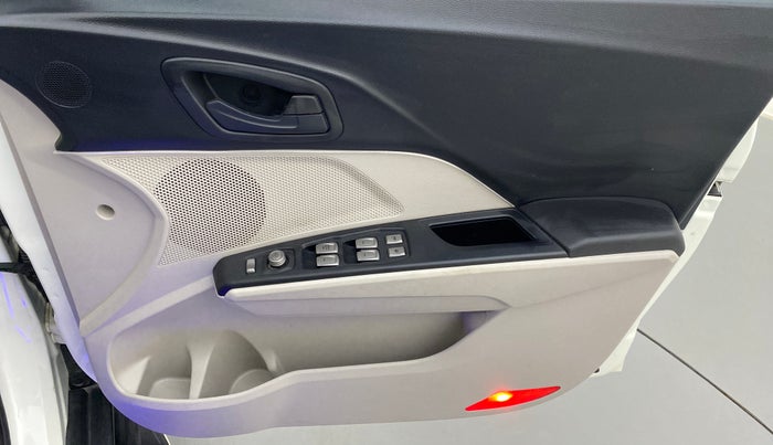 2019 Mahindra XUV300 1.2 W4 MT, Petrol, Manual, 18,143 km, Driver Side Door Panels Control