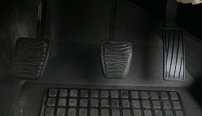 2019 Mahindra XUV300 1.2 W4 MT, Petrol, Manual, 18,143 km, Pedals