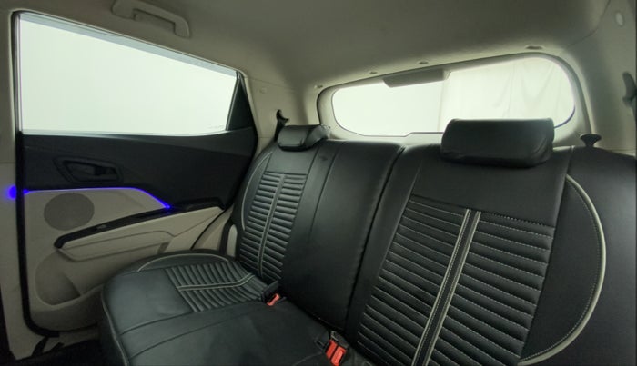 2019 Mahindra XUV300 1.2 W4 MT, Petrol, Manual, 18,143 km, Right Side Rear Door Cabin