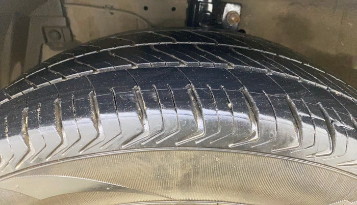 2016 Maruti Ertiga VXI, CNG, Manual, 69,787 km, Left Front Tyre Tread