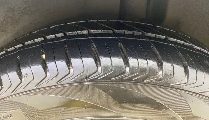 2016 Maruti Ertiga VXI, CNG, Manual, 69,787 km, Left Rear Tyre Tread