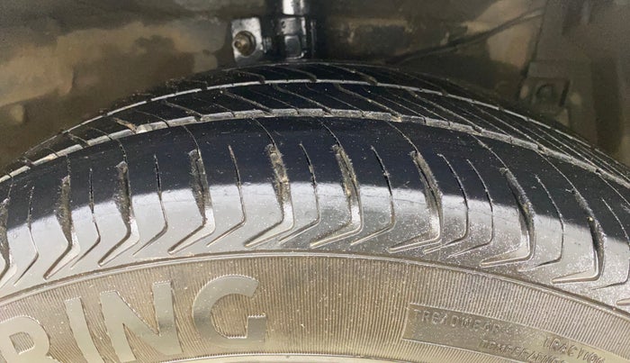 2016 Maruti Ertiga VXI, CNG, Manual, 69,787 km, Right Front Tyre Tread