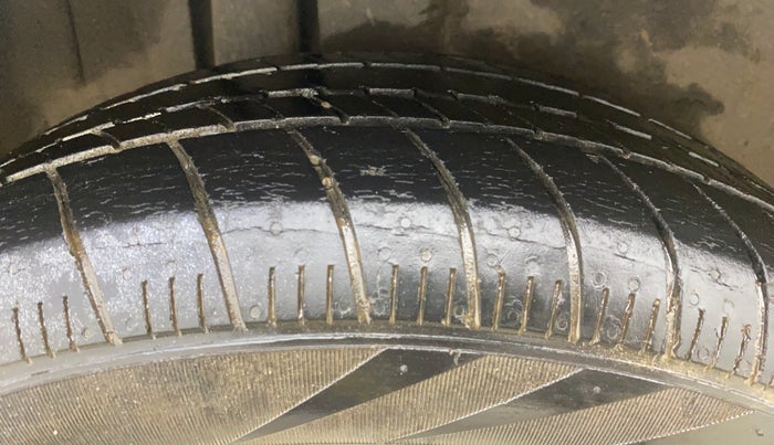 2016 Maruti Ertiga VXI, CNG, Manual, 69,787 km, Right Rear Tyre Tread
