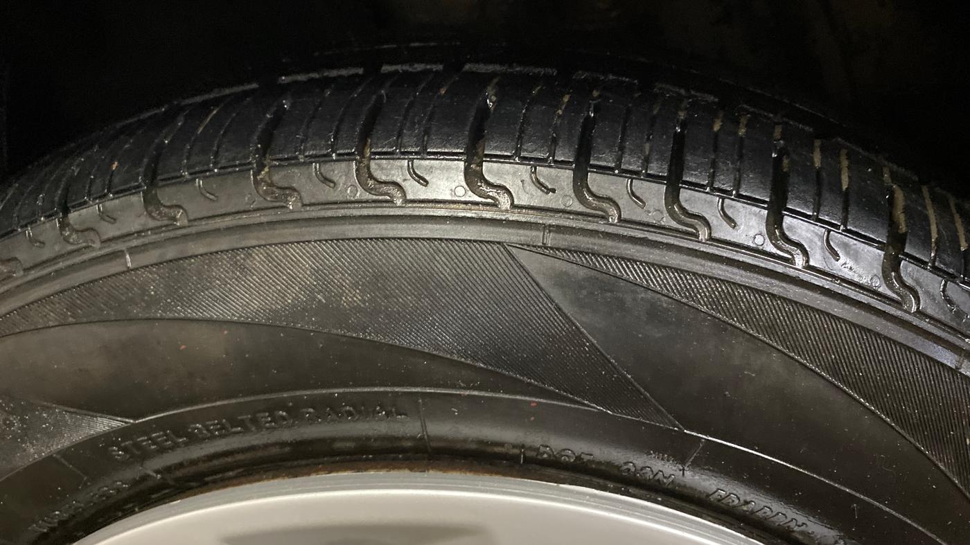 2019 Mahindra KUV 100 NXT K2 P 6 STR, Petrol, Manual, 70,016 km, Left Front Tyre Tread
