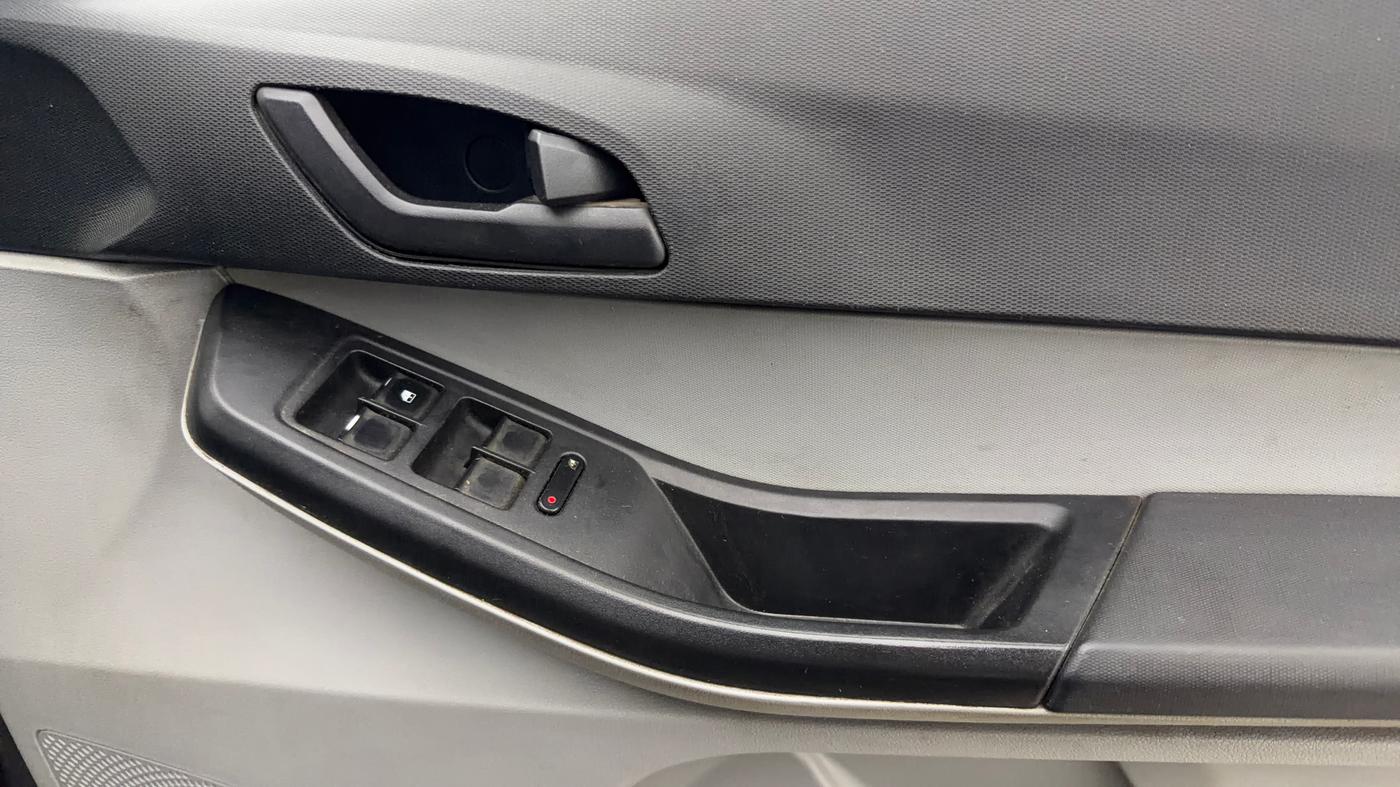 2021 Tata Tiago XT Limited Edition, Petrol, Manual, 49,085 km, Driver Side Door Panels Control