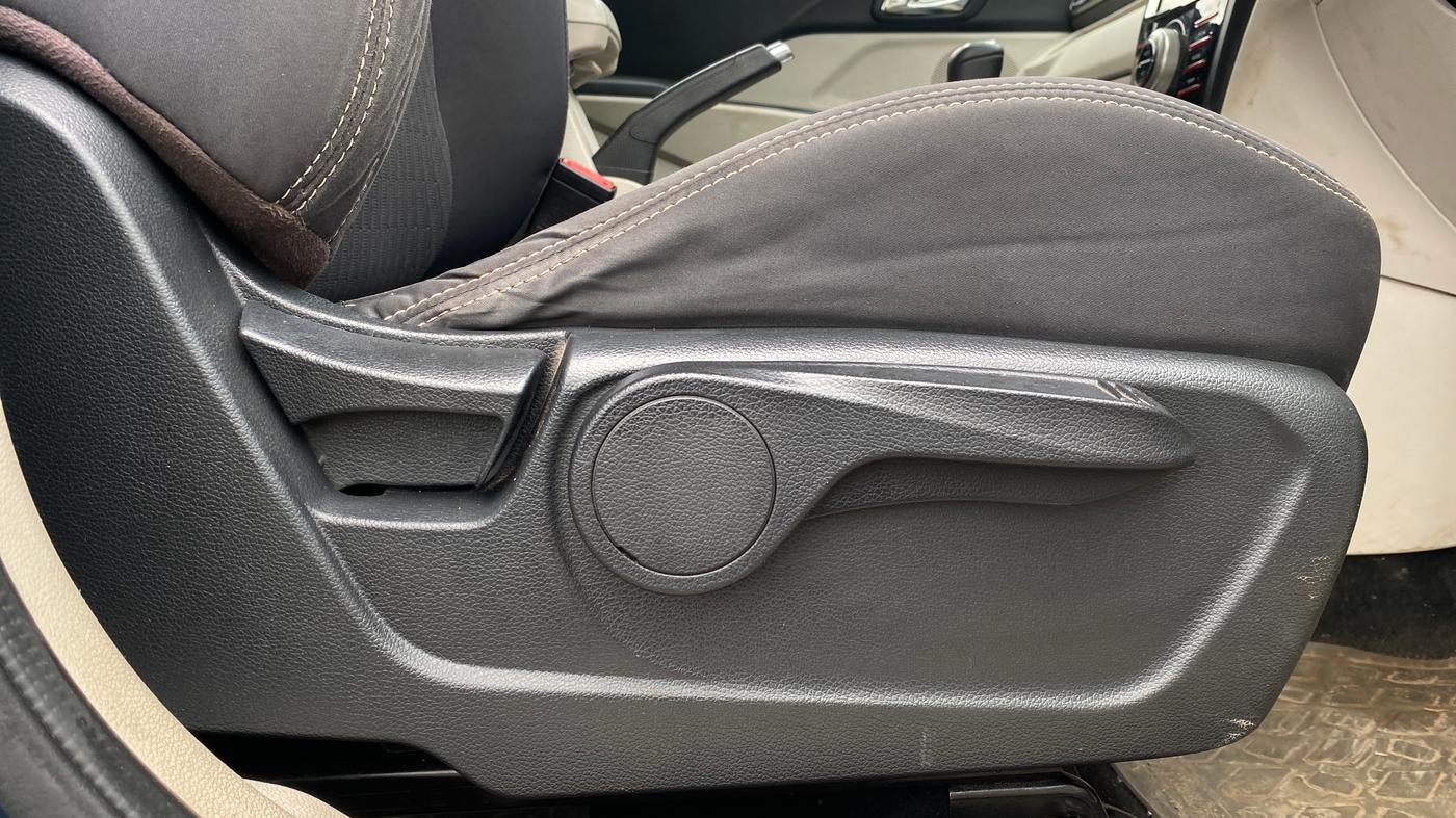 2019 Mahindra XUV300 W8 1.5 DIESEL AMT, Diesel, Automatic, 47,935 km, Driver Side Adjustment Panel