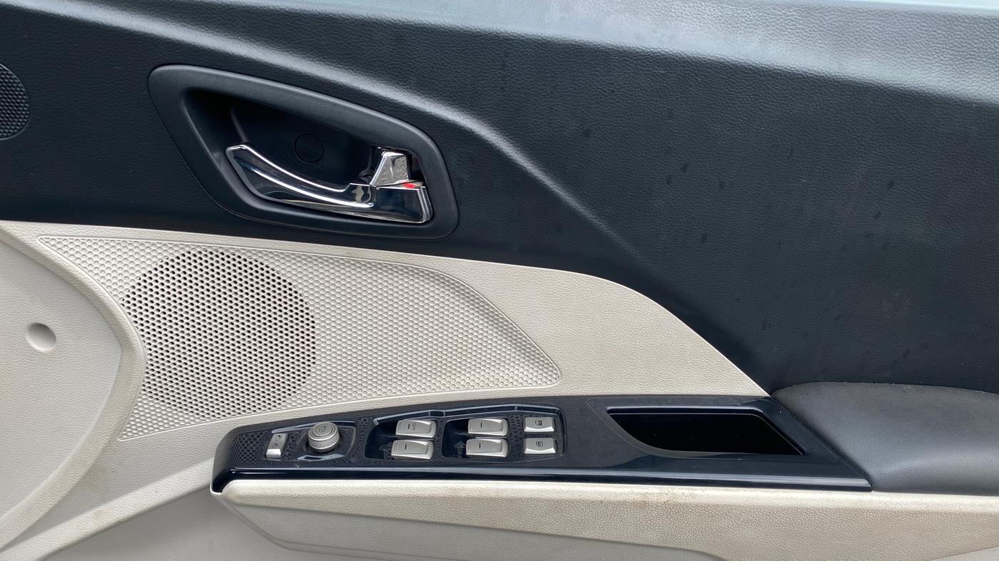 2019 Mahindra XUV300 W8 1.5 DIESEL AMT, Diesel, Automatic, 47,935 km, Driver Side Door Panels Control