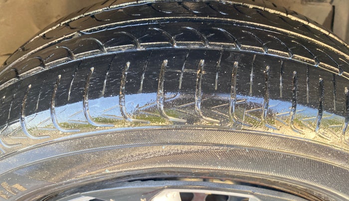 2016 Maruti Swift LXI (O), Petrol, Manual, 59,711 km, Right Front Tyre Tread