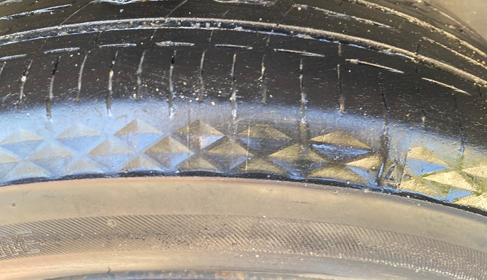 2016 Maruti Swift LXI (O), Petrol, Manual, 59,711 km, Right Rear Tyre Tread