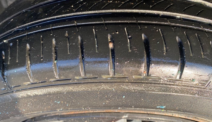 2016 Maruti Swift LXI (O), Petrol, Manual, 59,711 km, Left Front Tyre Tread