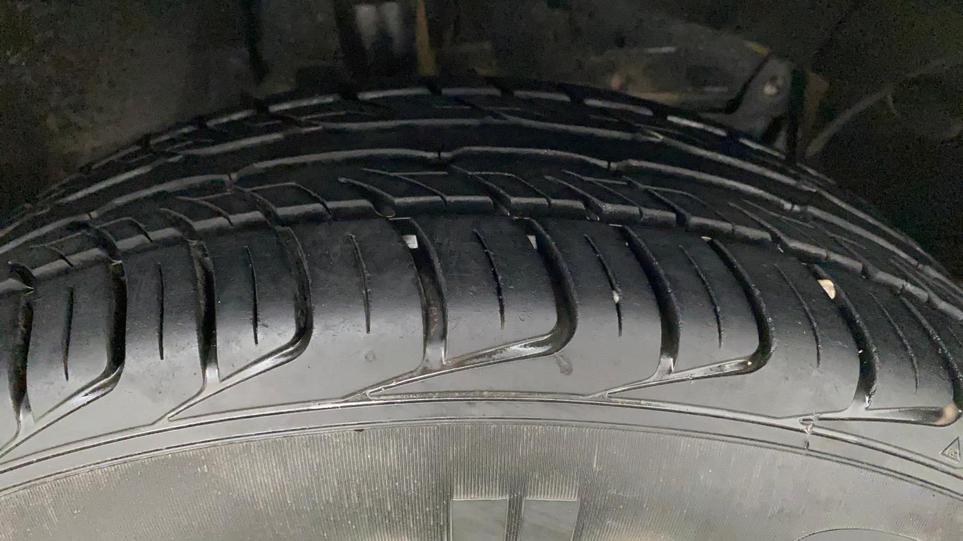 2014 Renault Duster 85 PS RXL DIESEL, Diesel, Manual, 97,491 km, Right Front Tyre Tread