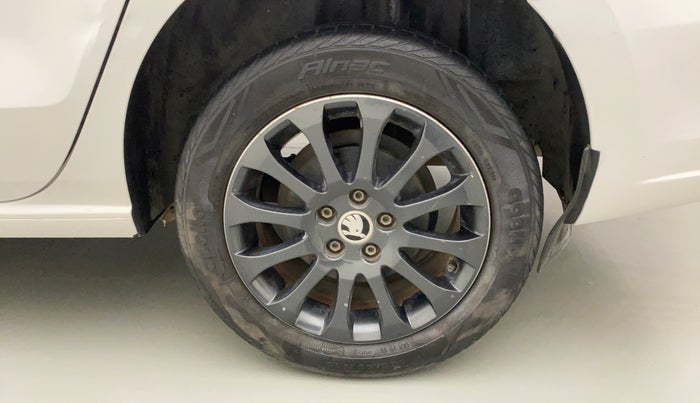 2015 Skoda Rapid 1.6 MPI STYLE AT, Petrol, Automatic, 44,565 km, Left Rear Wheel