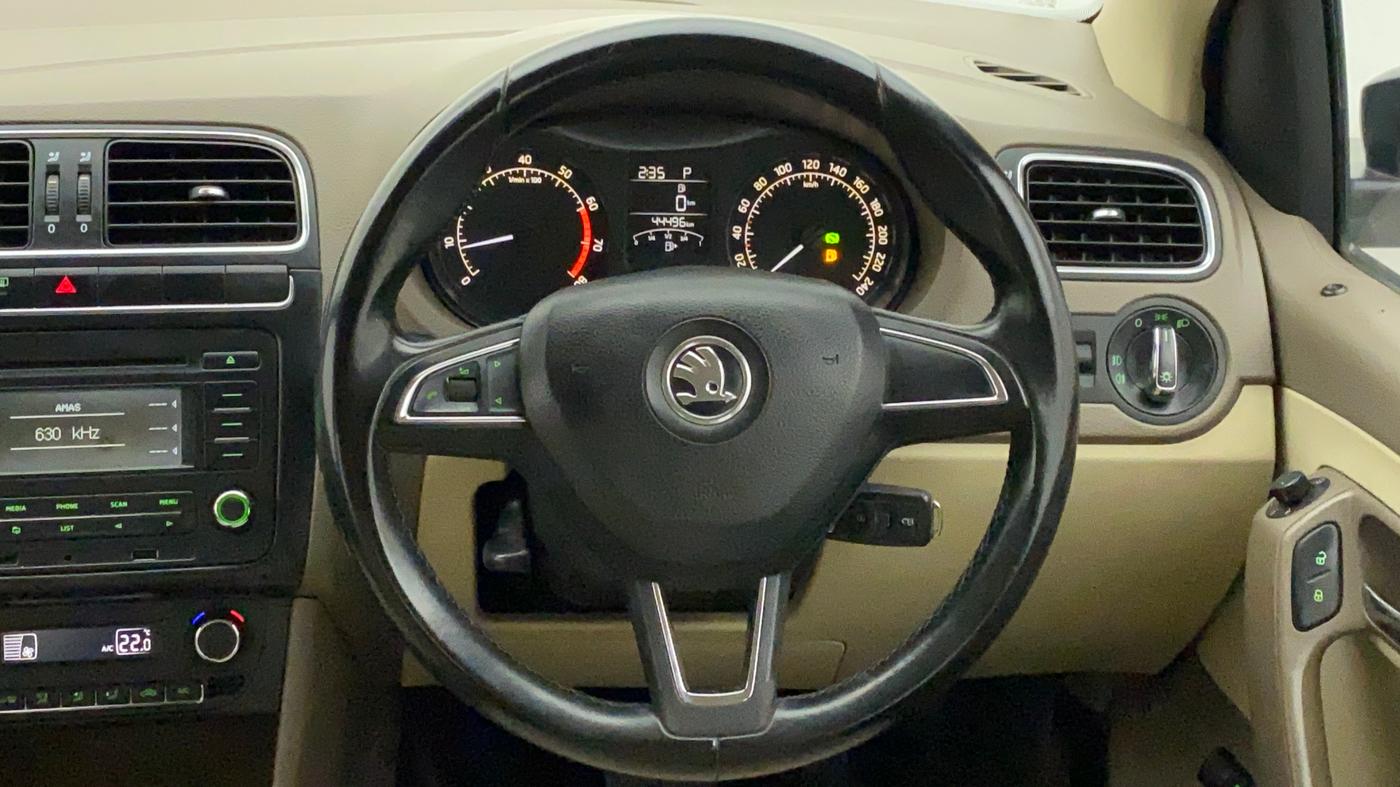 2015 Skoda Rapid 1.6 MPI STYLE AT, Petrol, Automatic, 44,565 km, Steering Wheel Close Up