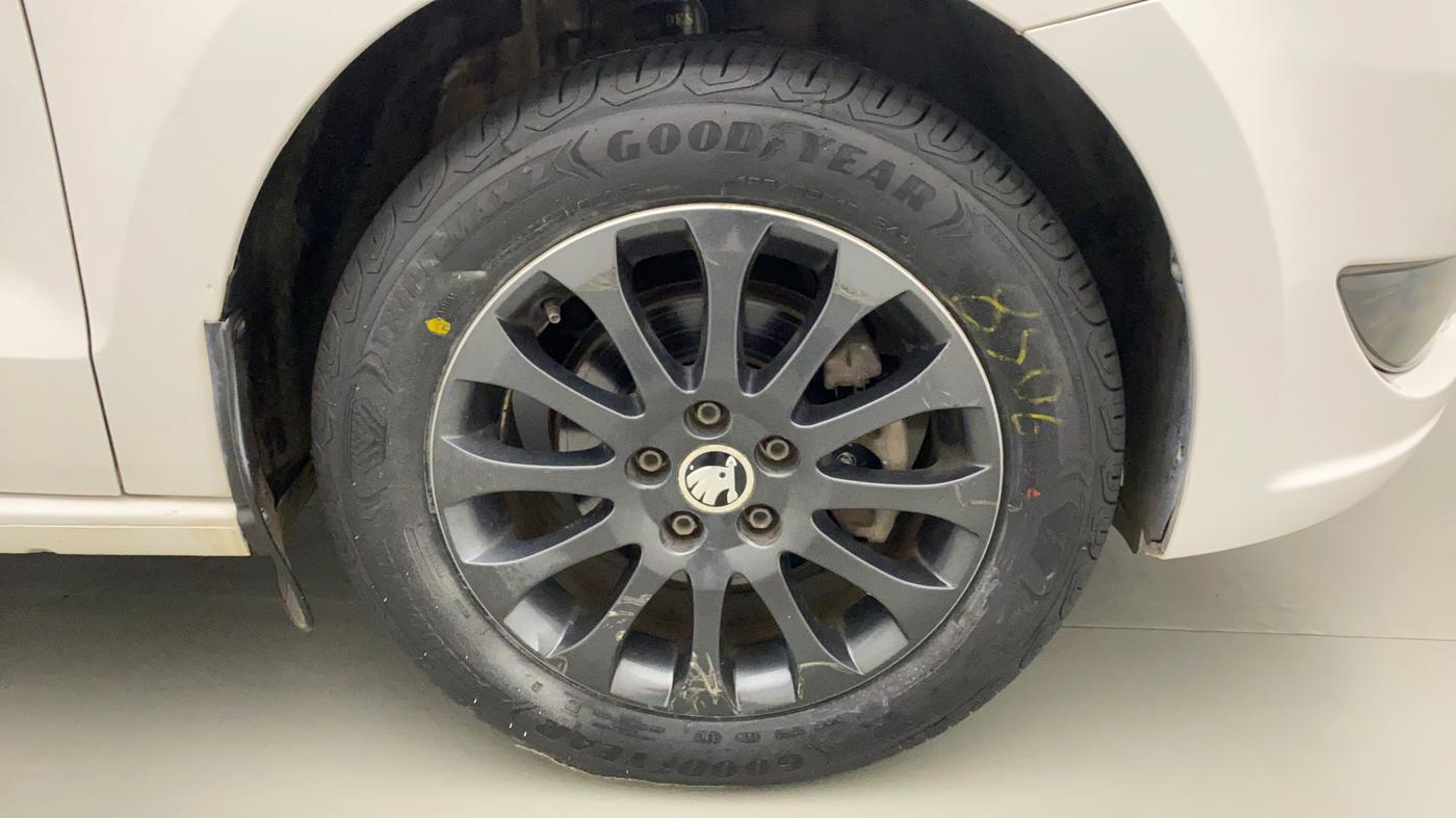 2015 Skoda Rapid 1.6 MPI STYLE AT, Petrol, Automatic, 44,565 km, Right Front Wheel