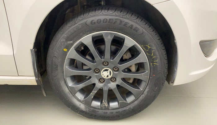 2015 Skoda Rapid 1.6 MPI STYLE AT, Petrol, Automatic, 44,565 km, Right Front Wheel