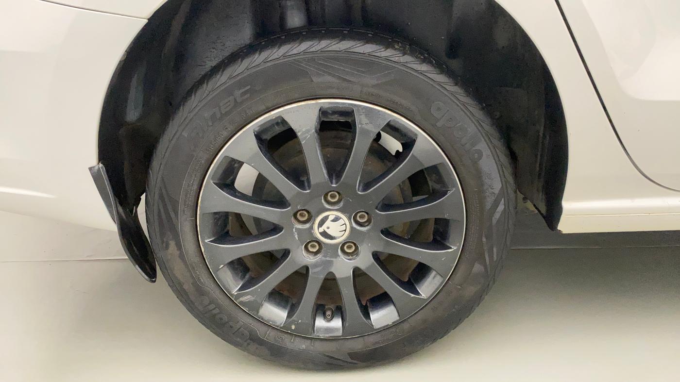 2015 Skoda Rapid 1.6 MPI STYLE AT, Petrol, Automatic, 44,565 km, Right Rear Wheel