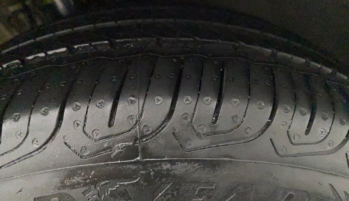 2015 Skoda Rapid 1.6 MPI STYLE AT, Petrol, Automatic, 44,565 km, Left Front Tyre Tread