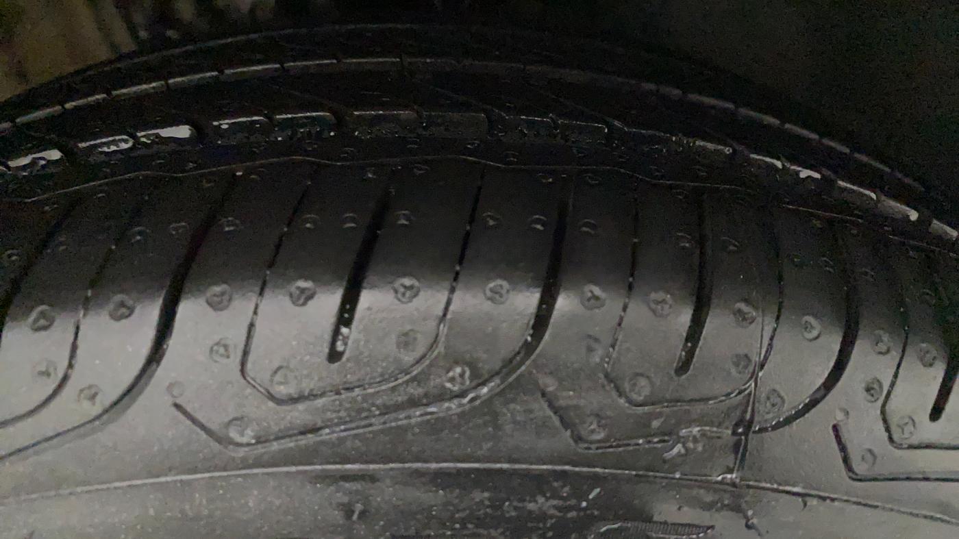 2015 Skoda Rapid 1.6 MPI STYLE AT, Petrol, Automatic, 44,565 km, Right Front Tyre Tread