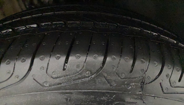 2015 Skoda Rapid 1.6 MPI STYLE AT, Petrol, Automatic, 44,565 km, Right Front Tyre Tread