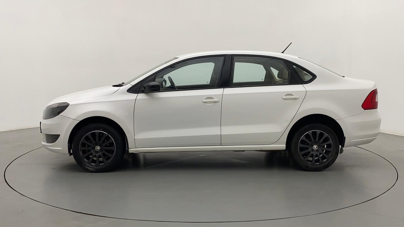 2015 Skoda Rapid 1.6 MPI STYLE AT, Petrol, Automatic, 44,565 km, Left Side
